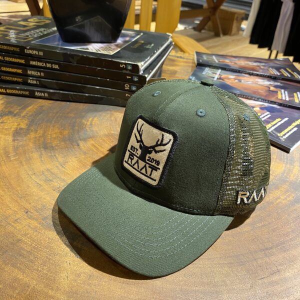 Boné RAAT tela verde com path bordado