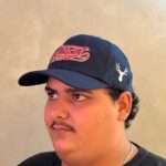 Boné marinho e vermelho tecido RAAT