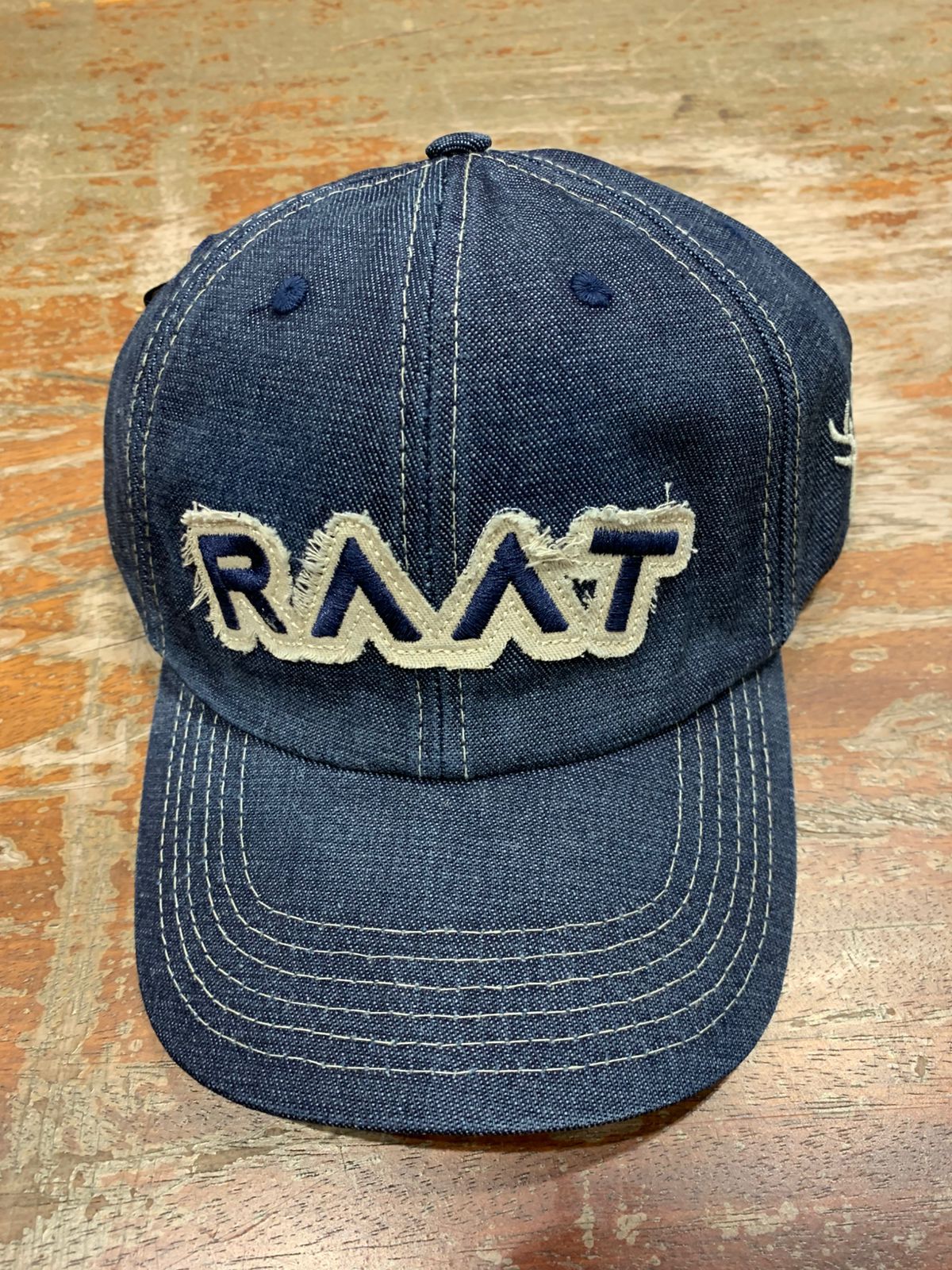 Boné jeans RAAT com path e costuras - Imagem 5